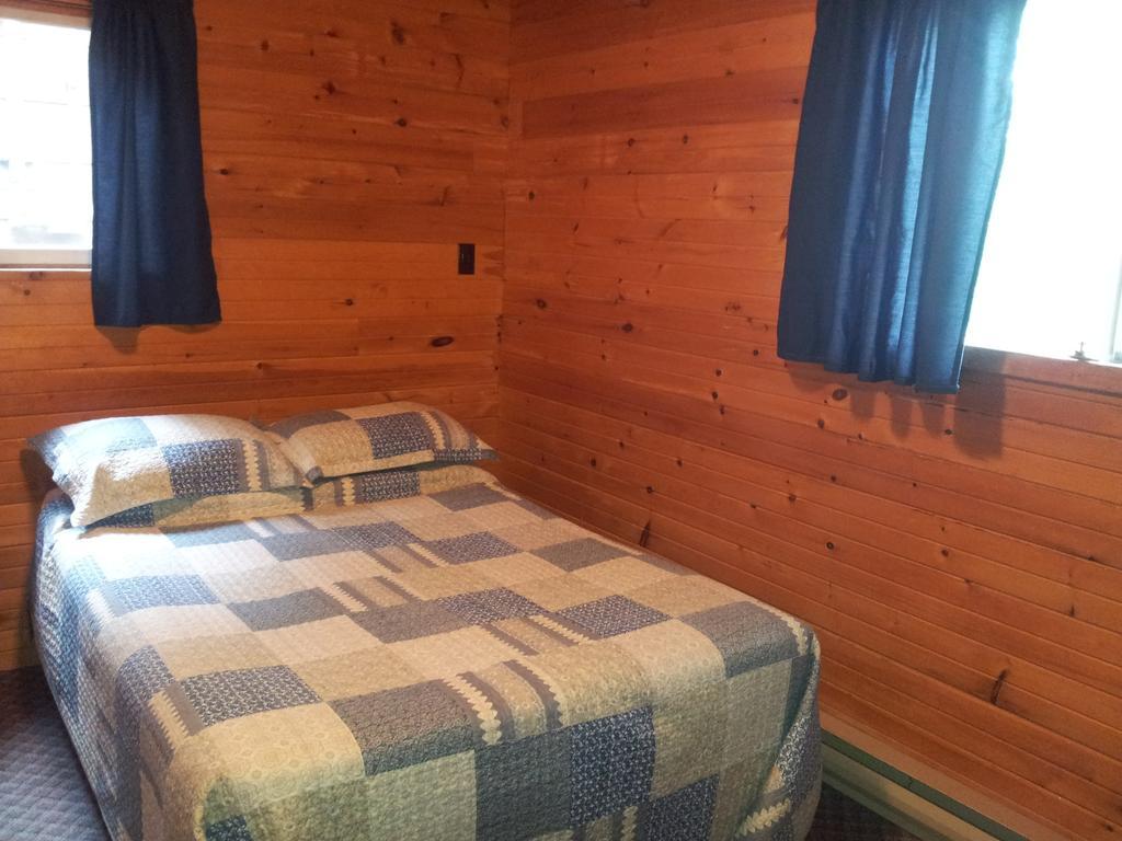 Red Lodge Resort Little Current Quarto foto